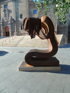Figure monument iron