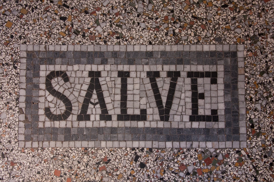 Pebble rug topping natural stones