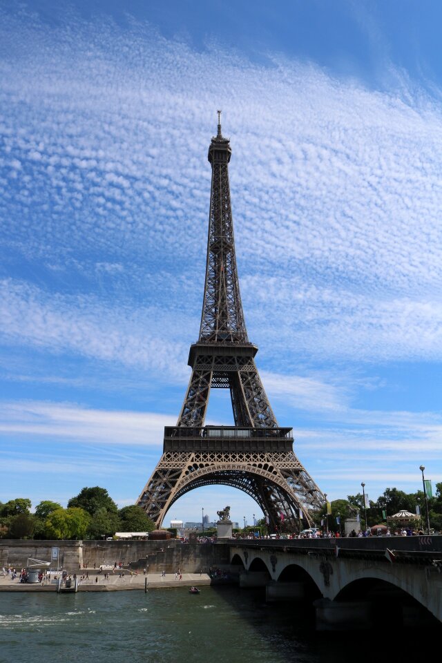 Peais eiffel tower building