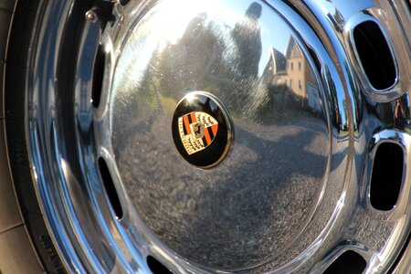 Porsche c hub cap shiny