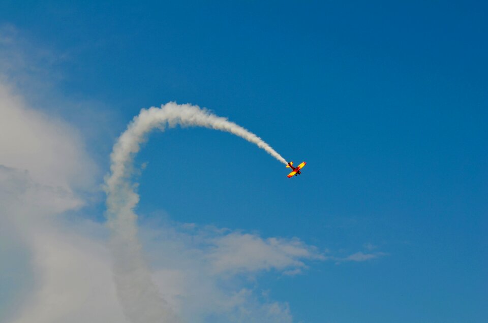 Aviation aircraft blue smoke