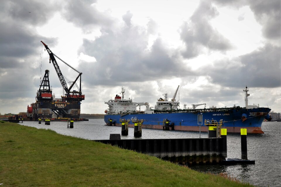 Ship oil rig rotterdam
