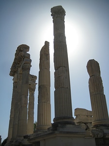 Excavations bergama columnar photo