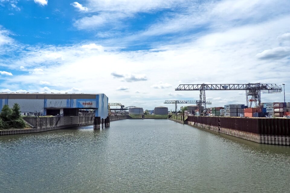 Water crane port handling