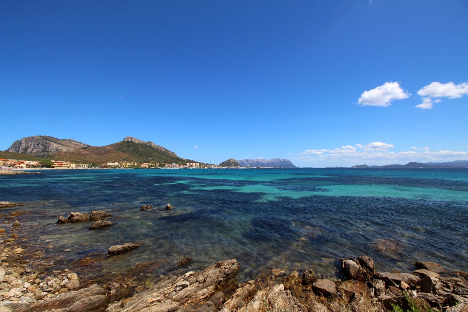 Turquoise steinig clear water