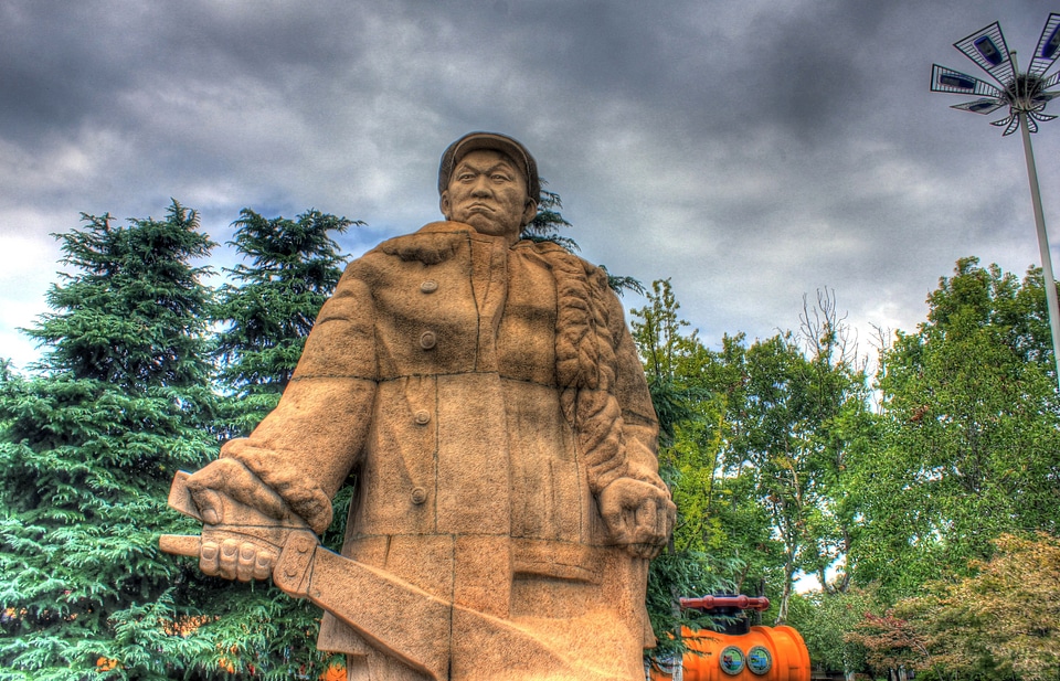 Statue hero monument