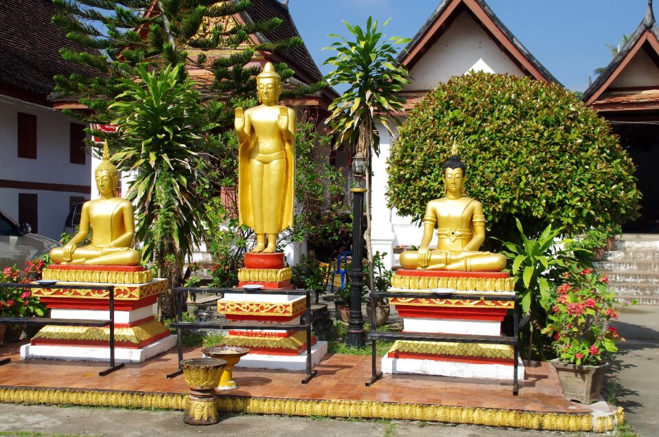 Buddhas statues prayer