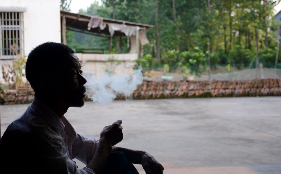 The old man smoke thinking