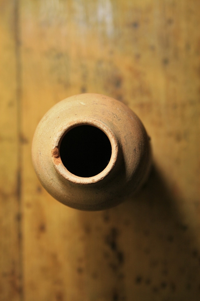 Elongated ceramic pottery