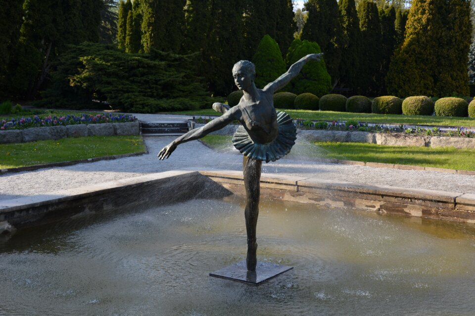 Sculpture dancer fountain