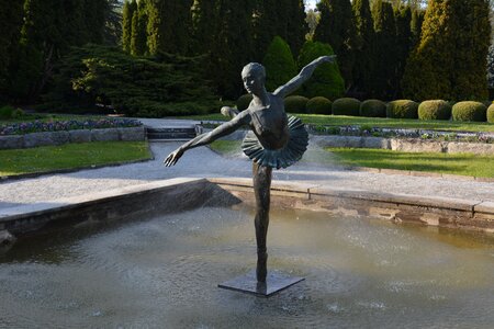 Sculpture dancer fountain