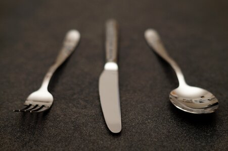Knife eat metal