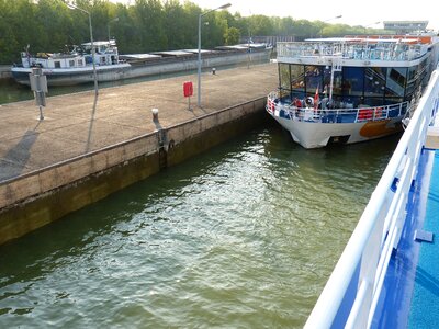 Shipping barrage ship photo