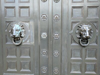 Door knockers lions metal photo