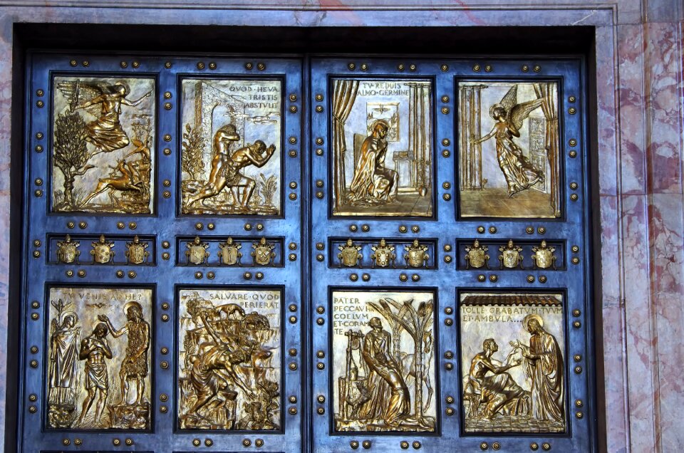St-pierre cathedral door