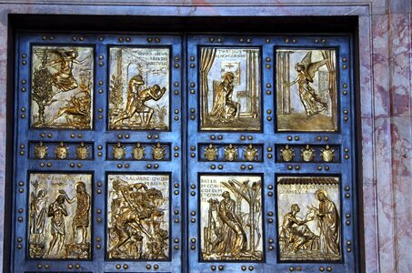 St-pierre cathedral door