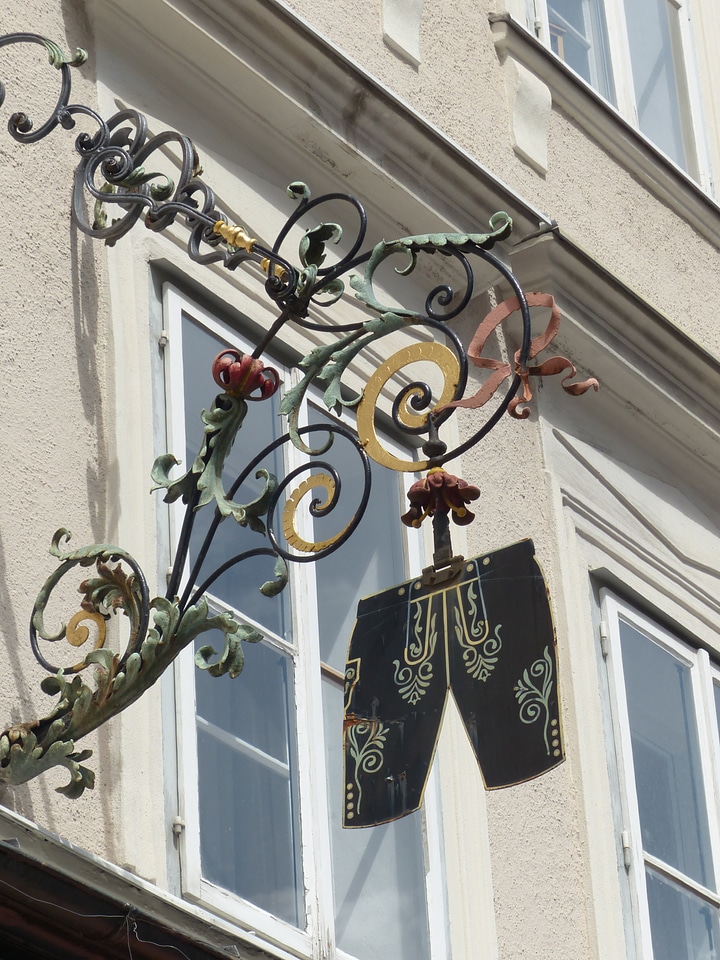 Advertising leather pants business