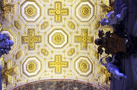 St-pierre cathedral vault photo