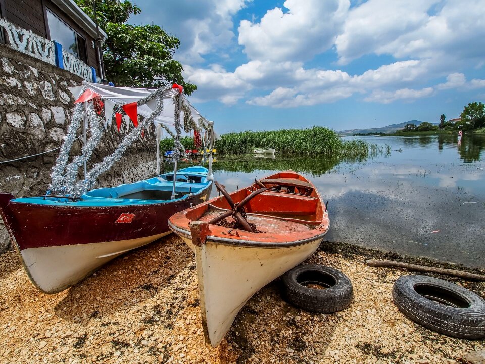 Scholarship lake fishing boats