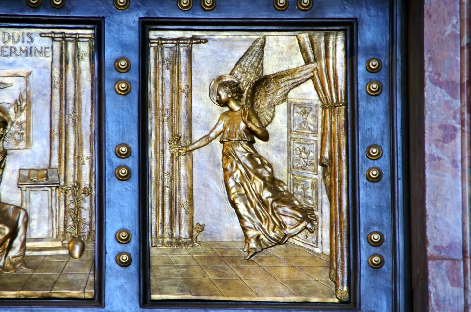 St-pierre cathedral door