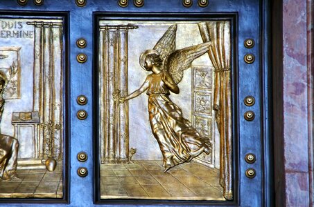 St-pierre cathedral door