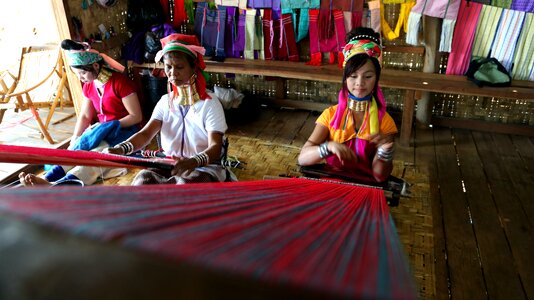 Long-necked tribe weaving copper ring
