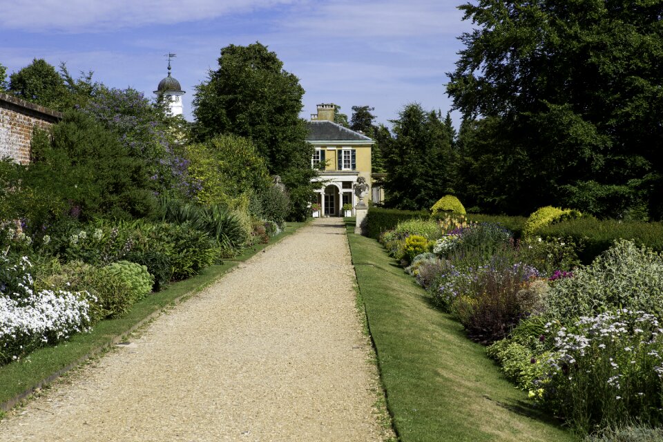 Herbaceous border gravel path