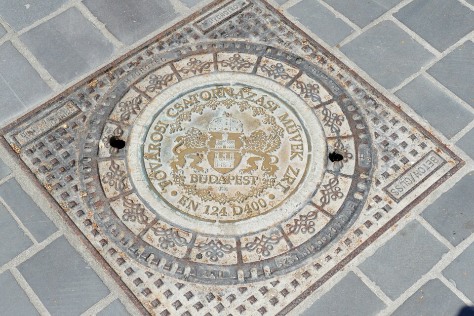 Lid gully coat of arms
