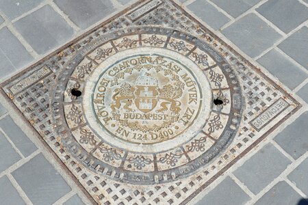 Lid gully coat of arms