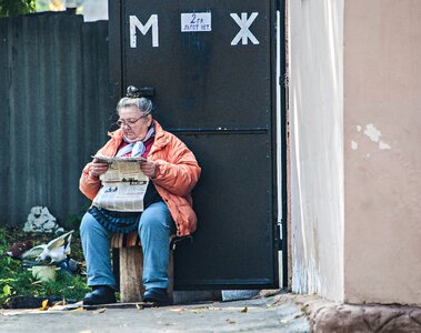 Wc reads newspaper photo