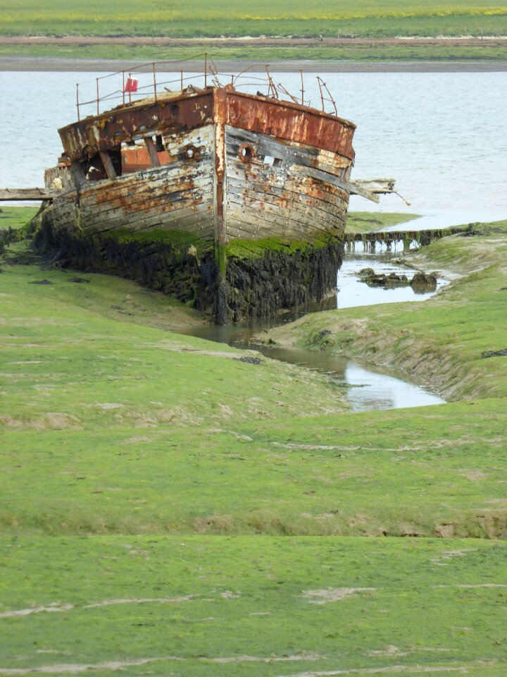 Shipwreck abandoned shore