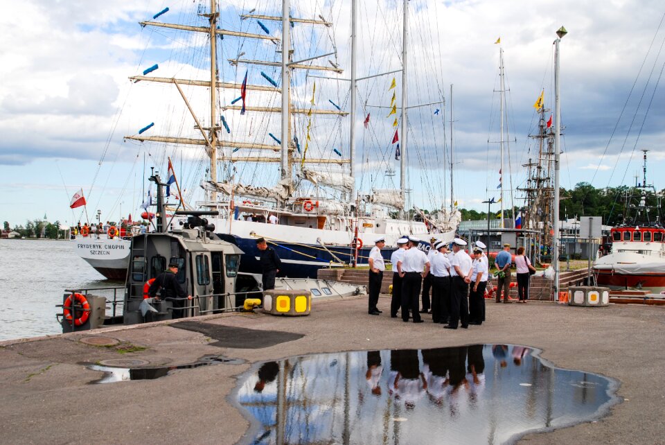 Sailing boat mast sailors
