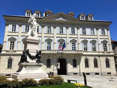 Town hall statue city photo