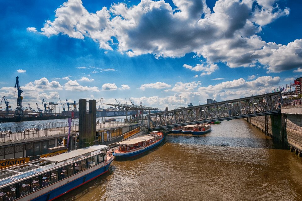 Hamburg landungsbrücken elbe hanseatic city