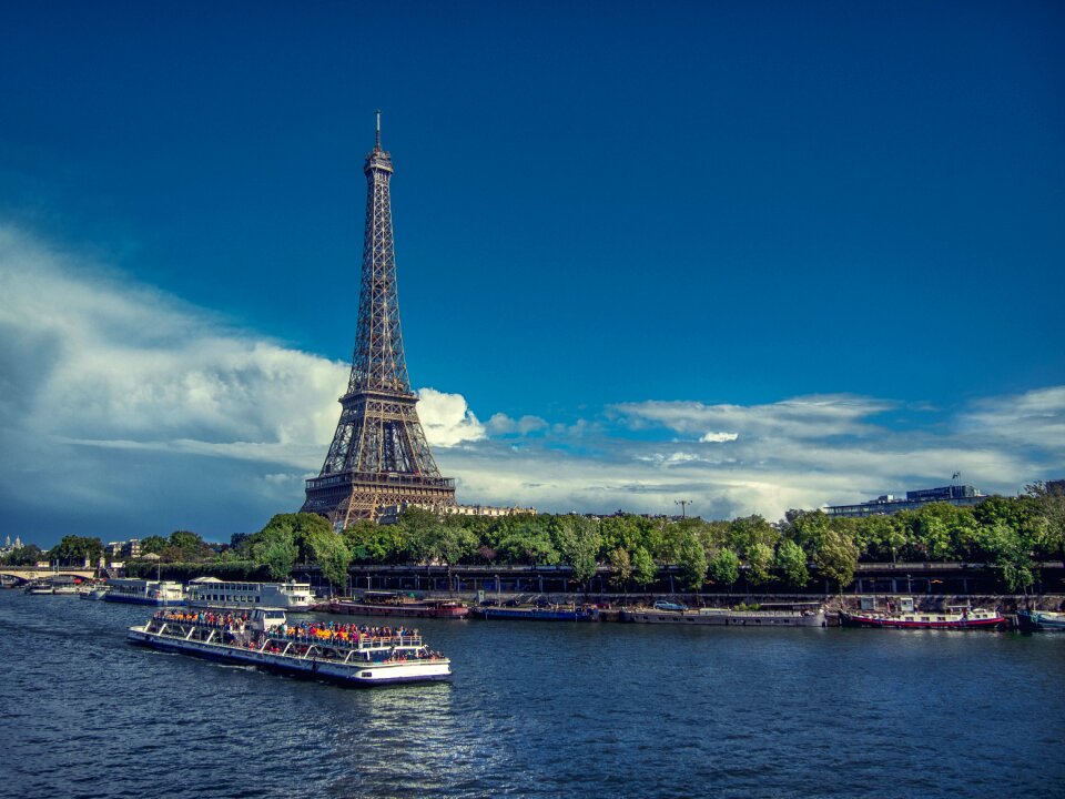 Seine eiffel tower tourism