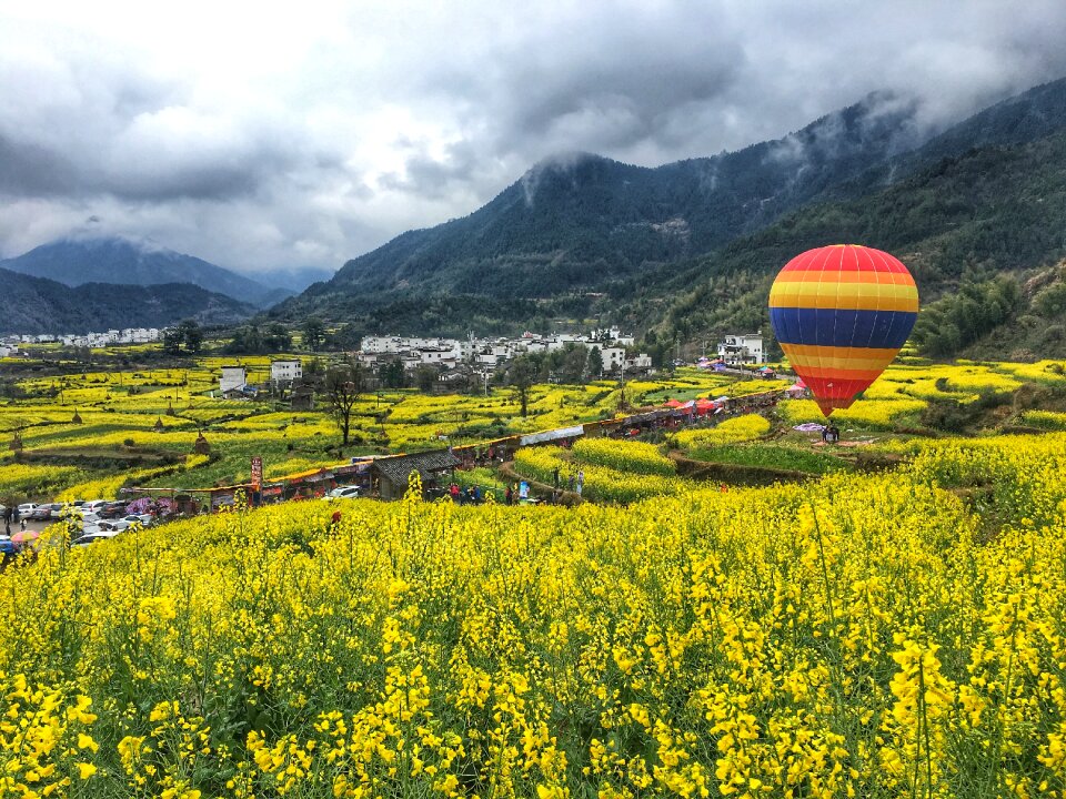 Wuyuan rape hot air balloon
