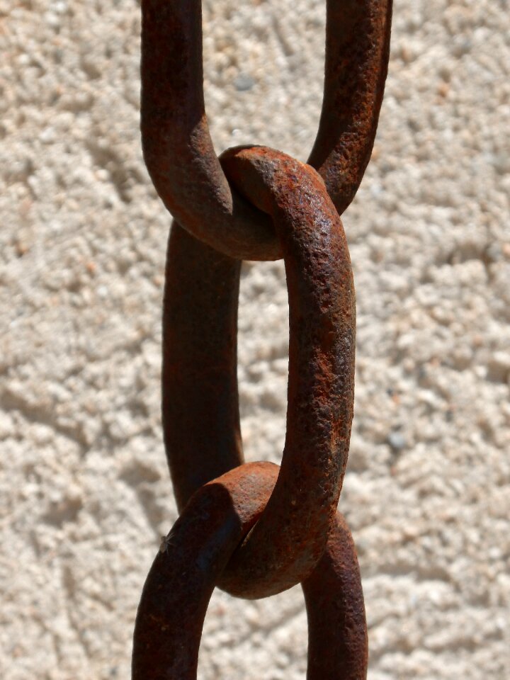 Oxide links in the chain union