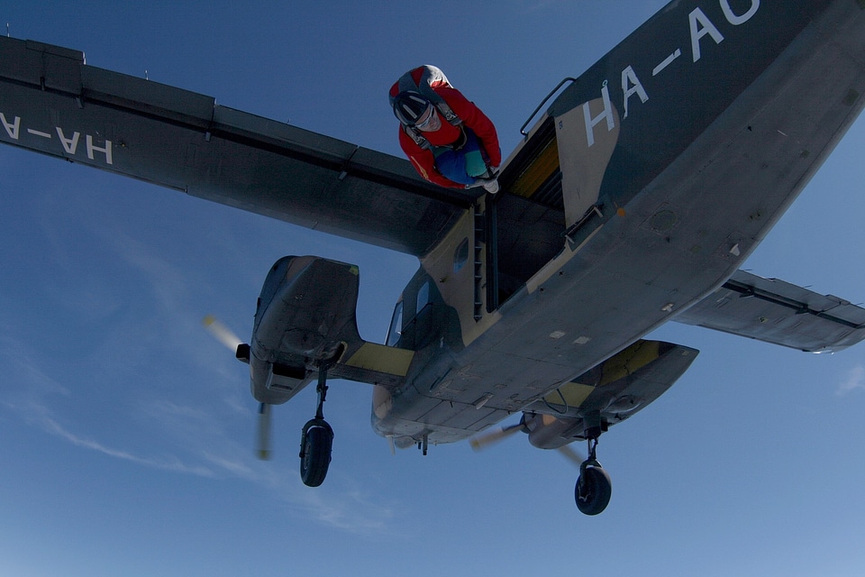 Parachutist flying freefall