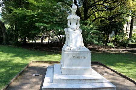 Statue meran park photo