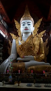 Burmese architecture religion