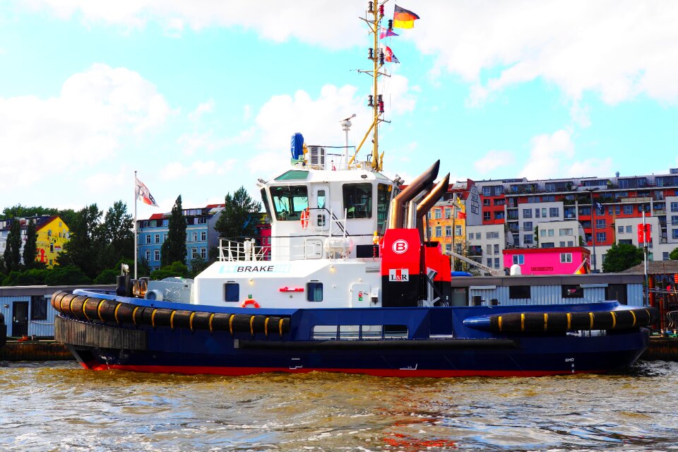 Boat schleppdampfer elbe