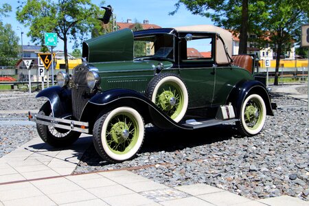 Automotive vehicle old car