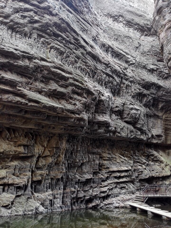 Luoyang the grand canyon unique rock wall of the yan such as one side of the statues piled into