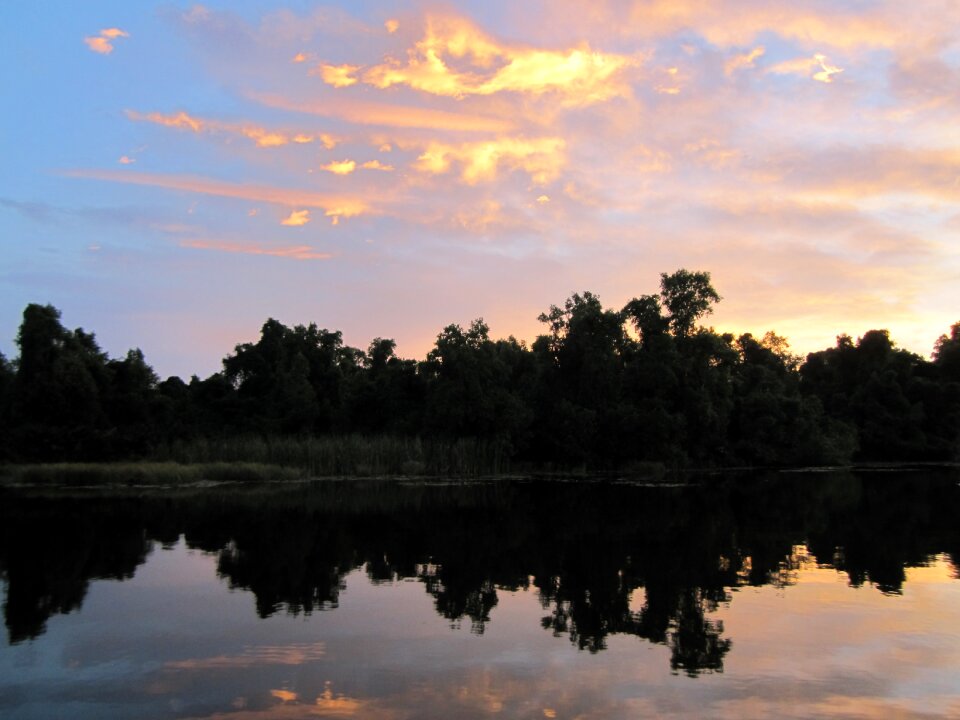 Mirroring water lake