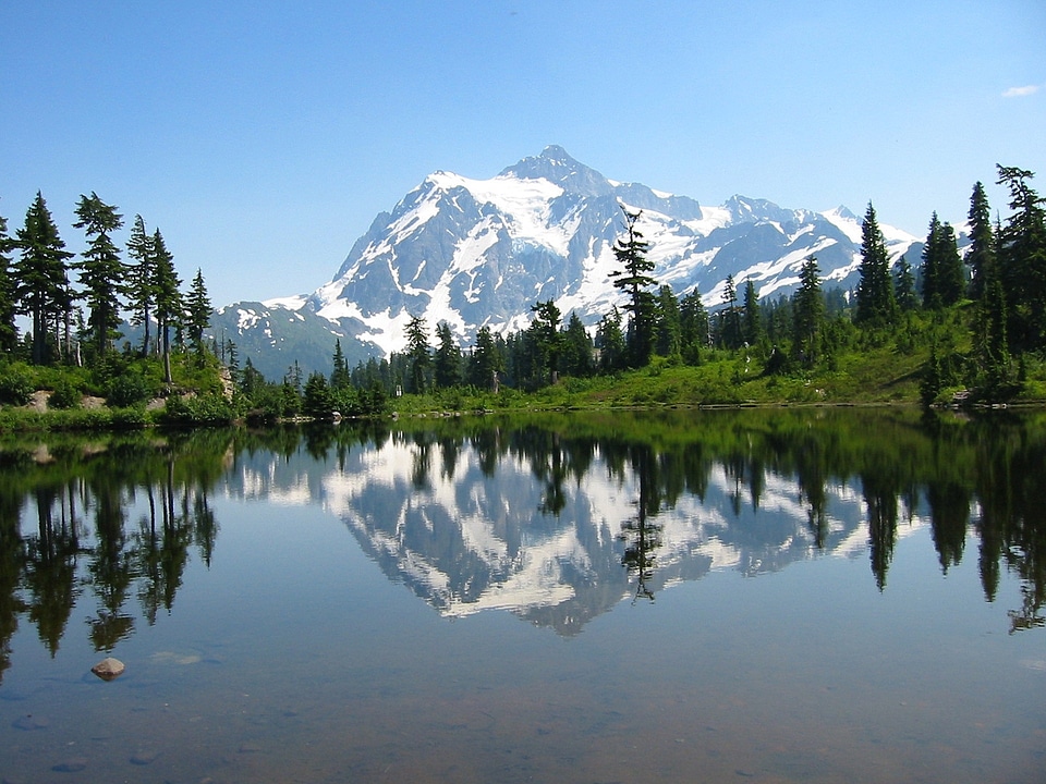Idyll lake mirroring