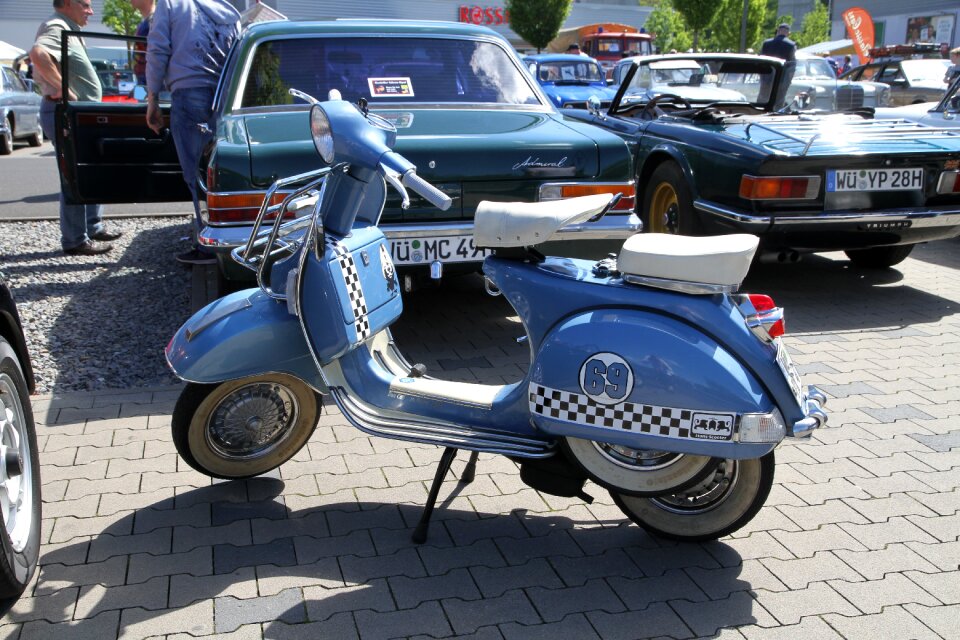 Roller motor scooter locomotion
