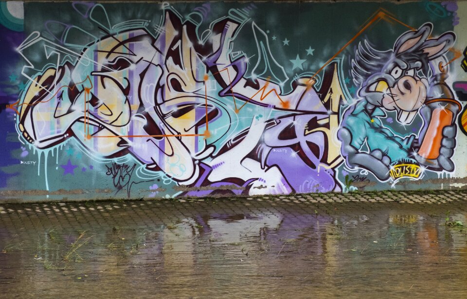 Hauswand colorful street art