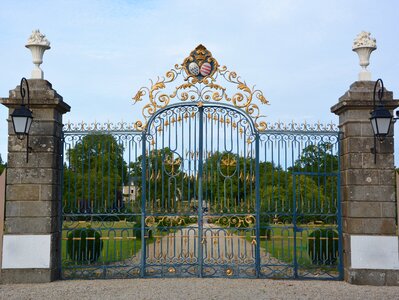 Doré entry pillars