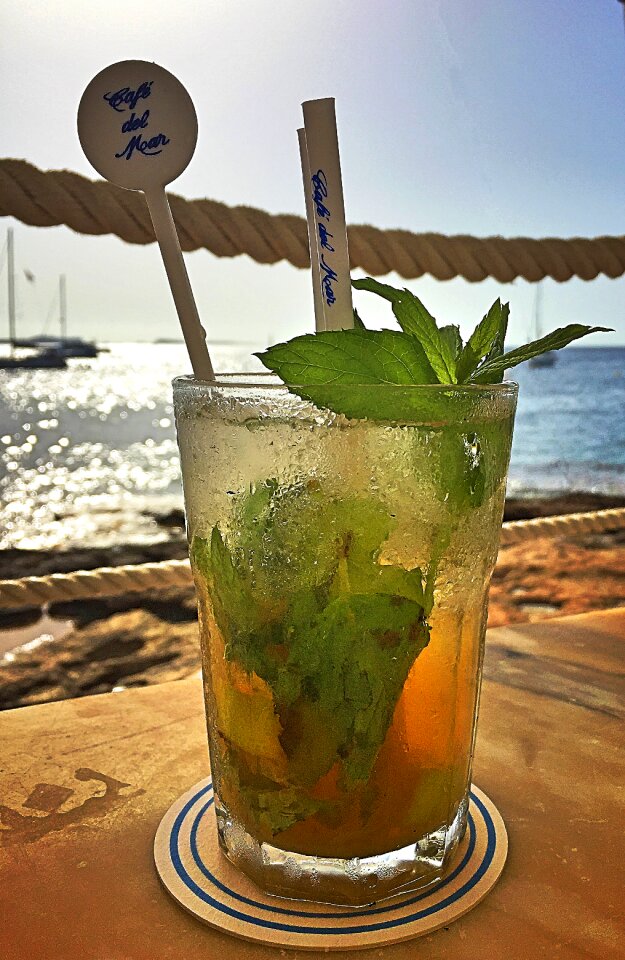 Refreshment alcohol cocktail