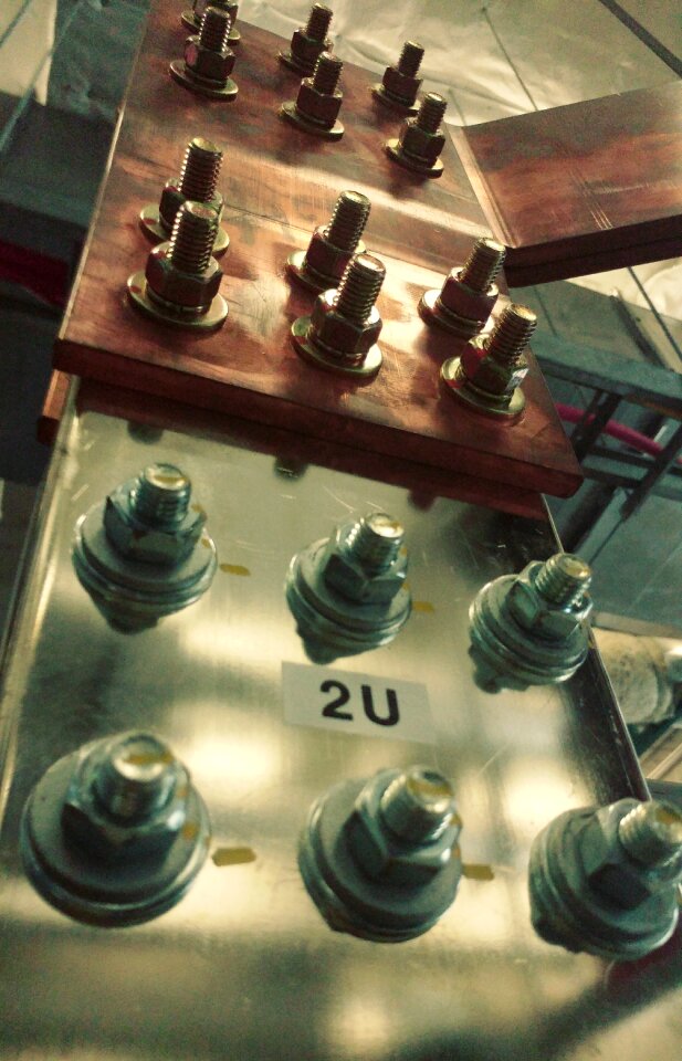 Metallic screw electric